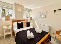 6 Bed, 4 Bath House in the Cotswolds with Wood Fired Hot Tub. Sleeps 11-14 Hotels in Lechlade