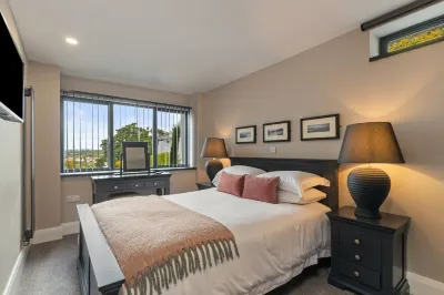 No3 Highpoint luxury townhouse, 2en-suite bedrooms onsite indoor swimming pool