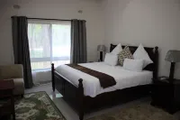 Waterfalls Apartments Hoteles cerca de Kalimba Reptile Park