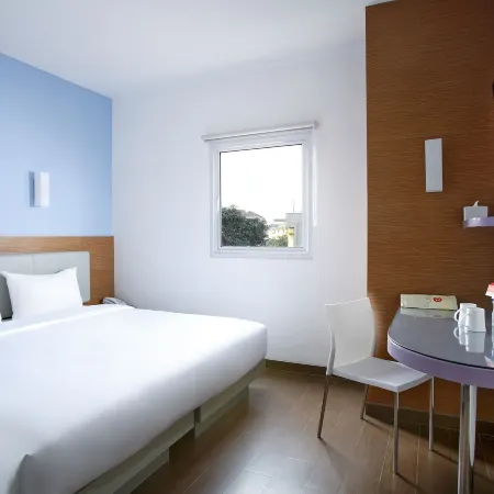 Amaris Hotel Tebet Отели рядом с достопримечательностью «Торговый центр Kota Kasablanka»