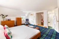 Luxury Duplex - Sleeps 2 - Hot Tub - Parking