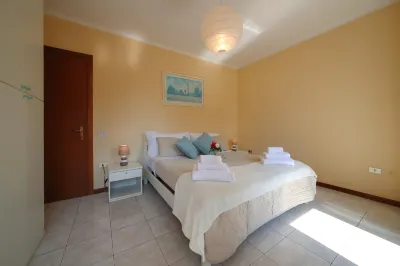 Petalo Bianco 100m from Lake - Happy Rentals