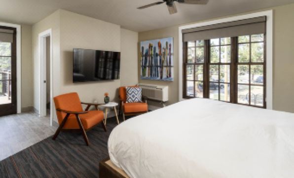 Ski Inn Taphouse Hotel