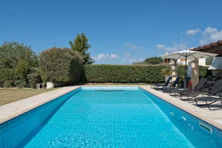 Villa Lara - 11, Spacious Villa with Large Garden and Private Pool on Aphrodite Hills