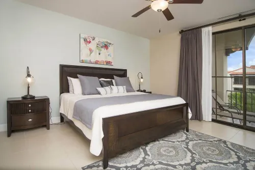 Impressively Designed and Decorated 3rd-Floor Space Overlooking Pool in Coco - Homestays
