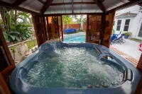 Gorgeous Urban Oasis W/Hot Tub, Heated Pool and Private Movie Theater 3 Bedroom Home by Redawning Hotels in Melbourne