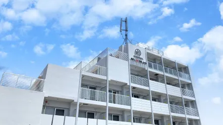 Mr.KINJO Manza Beachfront Отели рядом с достопримечательностью «Aqualuce Chapel»