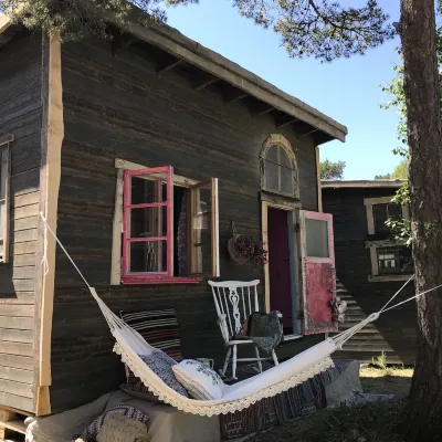 Fide Äventyrsby & Camping Hotels near Valar fyr