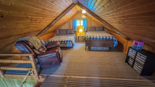 Cabin with private dock and large yard space! 치페와 호텔