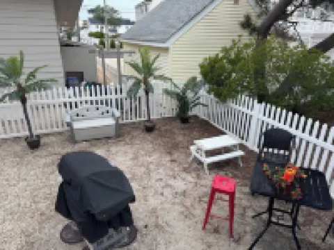 Sunrise or Sunset, 2 blocks from the beach and 1 block from the Bay!