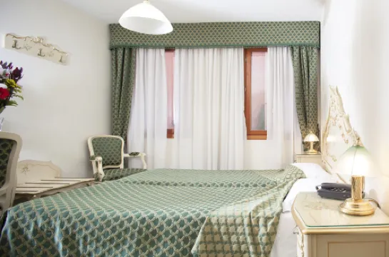 Hotel Commercio & Pellegrino Photos