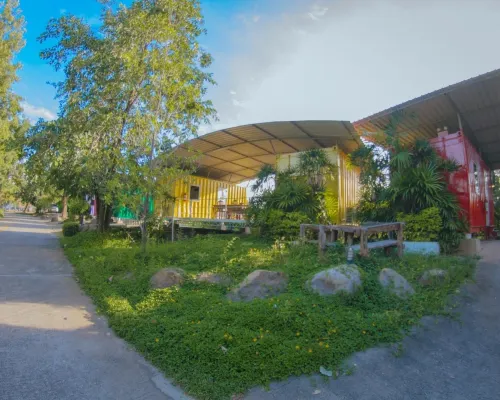 Iron Resort&Hotel Hotels near Wat Chulamani