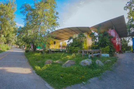 Iron Resort&Hotel Отели рядом с достопримечательностью «Naresuan University»