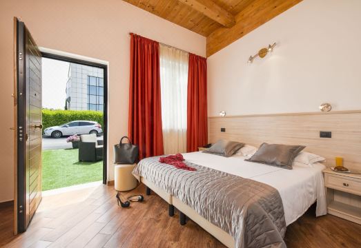 호텔의 뷔페식 아침 식사 모습