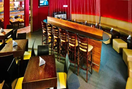 Grand Hotel Отели рядом с достопримечательностью «Керала Хай Корт»