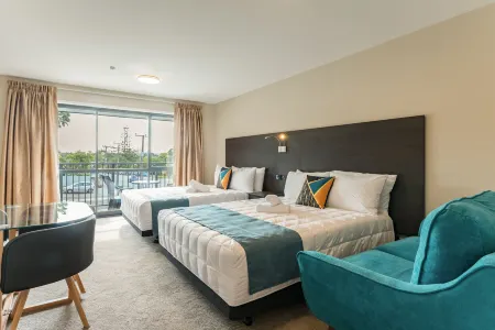 Dolphin Motel Отели рядом с достопримечательностью «Hole In The Rock Dolphin Cruise»