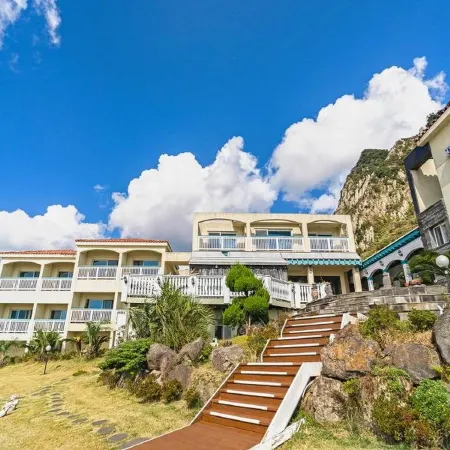 Jeju the Ocean Hill Pension Отели рядом с достопримечательностью «Храм Санбангульса»