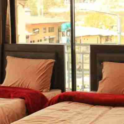 Hotel Midpoint Rooms