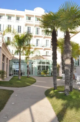 Hôtel Vacances Bleues Balmoral Hotel dekat Port de Menton Garavan