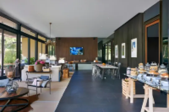 อัตตา เลคไซด์ รีสอร์ท สวีท