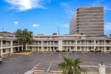 Quality Inn & Suites Отели рядом с достопримечательностью «Хайленд Парк Виллидж»