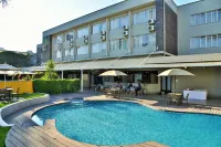 Cresta Oasis Hotel - Rooftop Pools