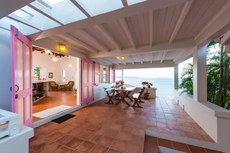 White Bay Villas and Beach Club Отели в г. Belle Vue