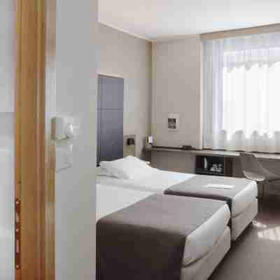 City Hotel & Suites Rooms