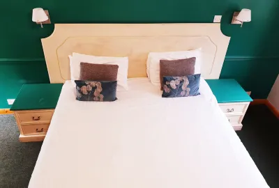 The White Horse Inn Hotels in Камбурн