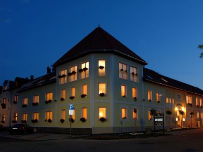 Hotel Korona Wellness, Rendezvény és Borszálloda