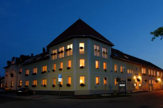 Hotel Korona Wellness, Rendezvény és Borszálloda Hotel di 