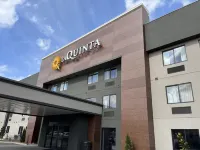 La Quinta Inn & Suites by Wyndham Nashville Airport Hotels near Nashville International Airport
