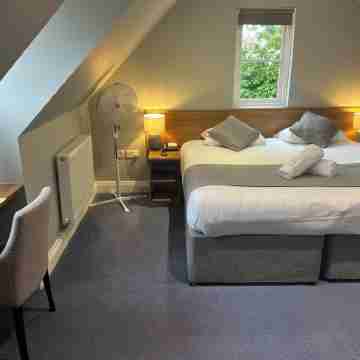 Corner House Hotel Gatwick with Bookable Holiday Parking Rooms