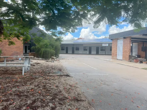 Abajaz Motel-Central-King Bed-Shaded Parking Hotels in Longreach