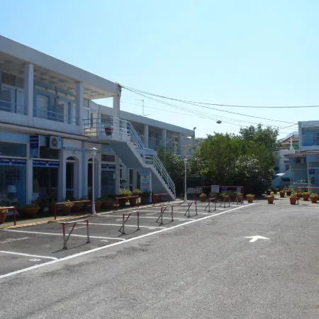 Seafront Studios and Apartments