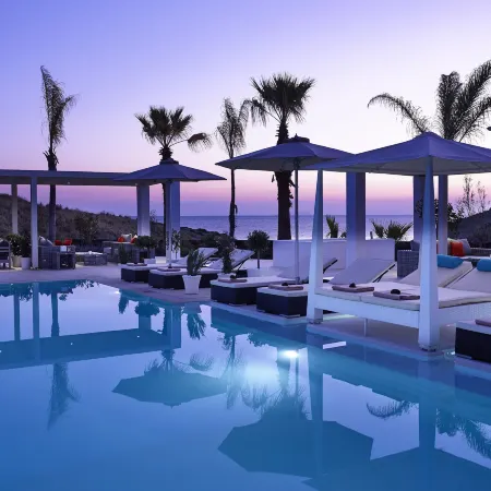 Aurora Luxury Suites Отели рядом с достопримечательностью «Пляж мыса Колумбо»