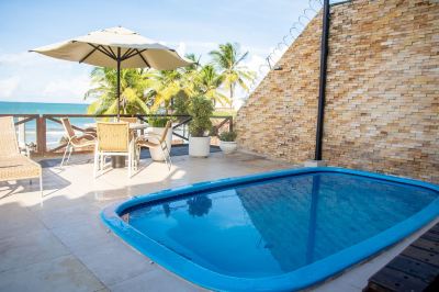 屋外プール ホテル ブルマの写真