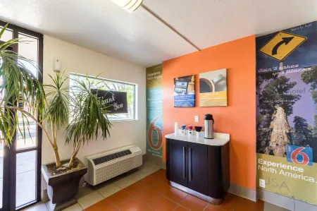 Motel 6 Uvalde, TX Отели в г. Ювалде