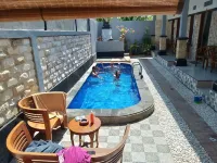 Gedhong Hostel Hotels near Sampalan Harbor