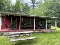 Private, Pet Friendly Lake... Perfect Location. Secluded, Yet 1 Mile to Main St
