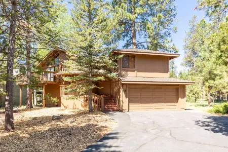 Private Hot Tub and Spacious Deck - Charming Escape