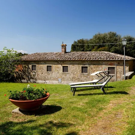 Elegant 2-Bedroom Holiday Home in Tuscan