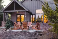 Klamath by AvantStay Premier Lakeside Cabin w Spa Fire Pit Lake Views