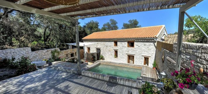 Leonora House with Private Pool Close to Gaios Hotels in Paxoi