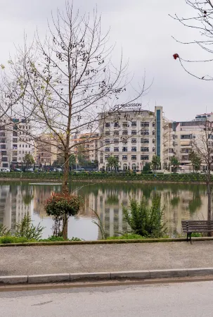 Tirent Apartment-Modern Bedrooms Stay Near Liqeni I Thatë Отели рядом с достопримечательностью «Postbllok - Checkpoint Monument»