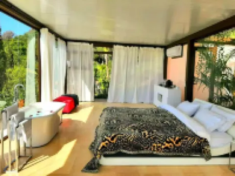 一卧室，睡2人，網球場，游泳池，桑拿