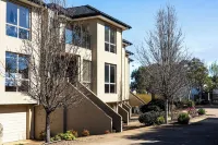 StayAU 3BR Deluxe Family Loft Point Cook Hotels near Williams Landing Railway Station