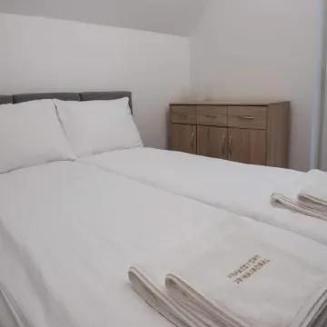 Comfortable, Convenient Apartment, Pool Included