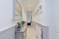 Stunning 2 Bed Basement Flat in the Heart of Cheltenham!