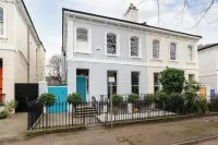 Stunning 2 Bed Basement Flat in the Heart of Cheltenham!